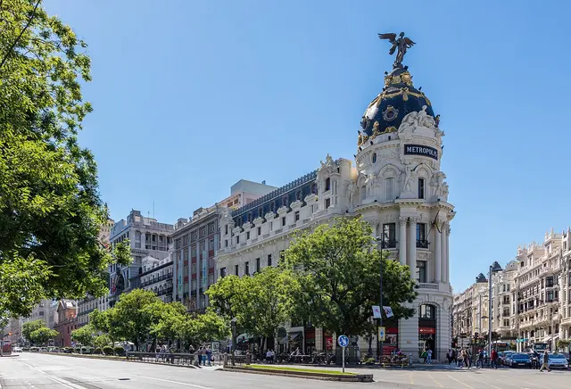 Edifício Metrópolis e rua de Alcalá em Madrid